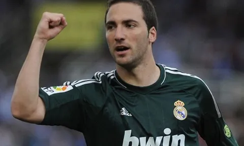 Higuain khóc lóc khi rời khỏi Real
