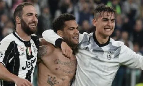 Higuain vô tình tiết lộ tương lai của Dani Alves