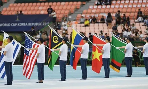 Điểm tin bóng đá Việt Nam sáng 21/5: Quốc kì Việt Nam tung bay tại đấu trường World Cup