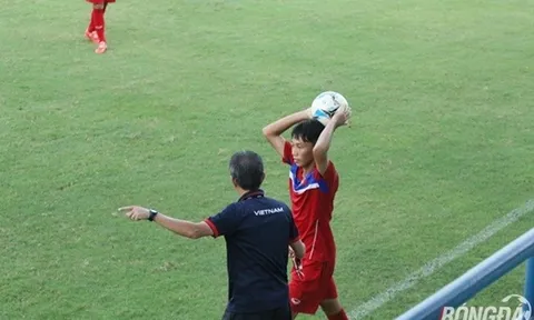HLV Hoàng Anh Tuấn chỉnh sửa cho U18 từ… quả ném biên