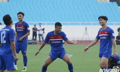 Đức Chinh pha trò lạ khiến đồng đội bật cười