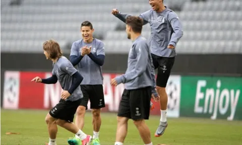 Hình ảnh trái ngược giữa Zidane và các học trò tại Munich