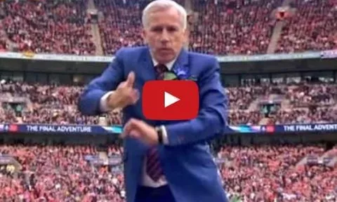 HLV Alan Pardew nhảy rất dẻo khi học trò 'đốt lưới' Man Utd