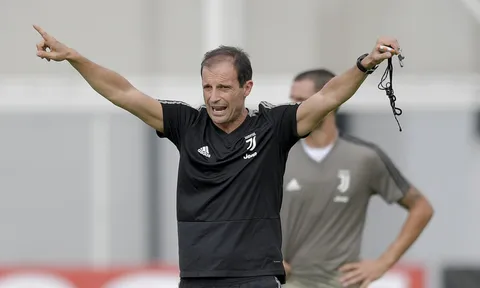 HLV Allegri đầy nghiêm khắc trong buổi tập đầu cùng Ronaldo