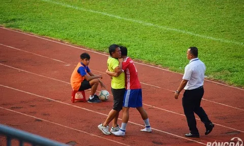 Lỡ cơ hội hơn 20 năm có một, HLV Bình Thuận “nén lệ” tố bóng đá Việt Nam không công bằng