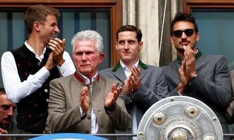 HLV Jupp Heynckes chia tay Bayern Munich trước hàng nghìn CĐV