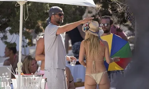 HLV Jurgen Klopp đi biển lánh xa 'bão' tin đồn chuyển nhượng