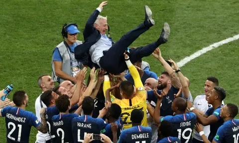 Deschamps đi vào ngôi đền huyền thoại, sánh vai cùng "hoàng đế" Beckenbauer