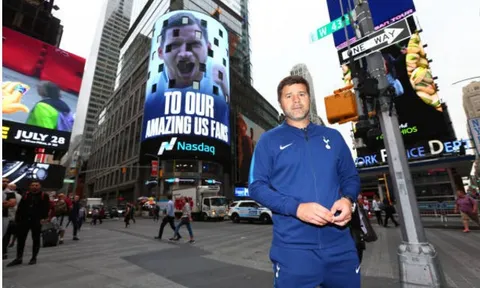HLV Pochettino 'cứng đơ' khi làm người mẫu tại Quảng trường Thời đại