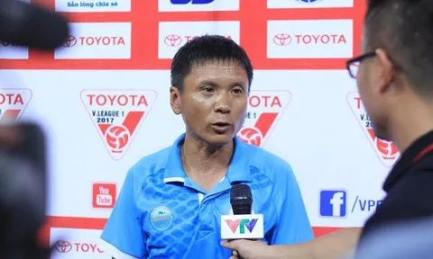 HLV Võ Đình Tân nói gì về trọng tài sau chiếc thẻ đỏ của Chaher?