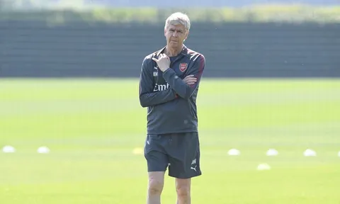 HLV Wenger lạc lõng trên sân tập Arsenal trong những ngày cuối