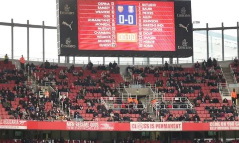 HLV Wenger lên tiếng trước cảnh khán đài Emirates trống vắng