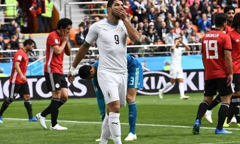 Hỏng ăn khó tin, Suarez bị chỉ trích thậm tệ
