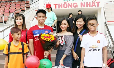 Fan nữ tổ chức sinh nhật cho Hồng Duy ở sân Thống Nhất