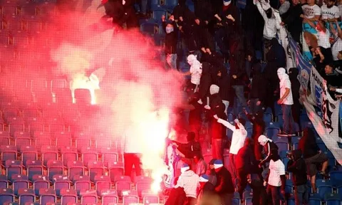 Hooligan phá nát trận đấu của Hertha Berlin