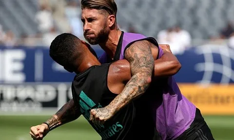 "Hot boy xăm trổ" Ramos húc văng đồng đội trên sân tập
