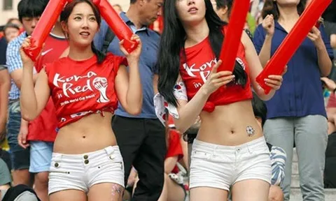 Nữ CĐV Hàn Quốc khuấy đảo khán đài