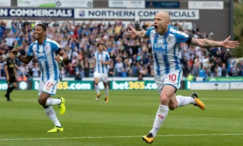 Huddersfield làm nên lịch sử Ngoại hạng Anh