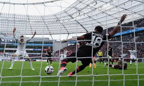 Hùm xám bất lực trước 10 người của Leverkusen