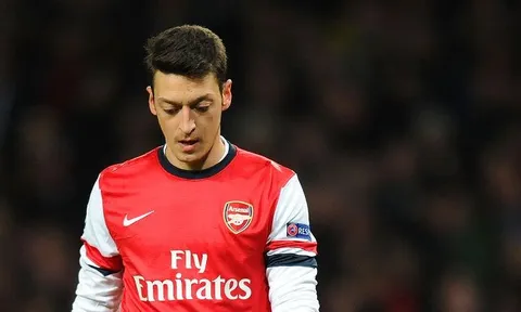 Hứng chịu chỉ trích, Ozil 'than khóc' với fan