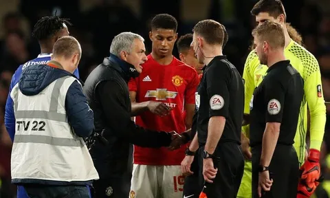 'Hung thần' cầm còi, Man Utd phơi áo trước Chelsea ở chung kết FA Cup?