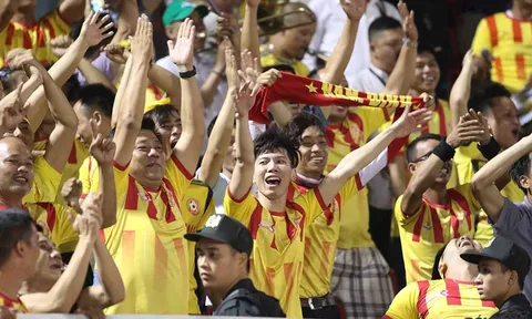 Thắng trận "chung kết ngược" khán giả Nam Định quậy tưng bừng
