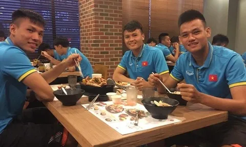 HLV Hữu Thắng khao tôm hùm, tuyển thủ U22 thổi nến mừng sinh nhật