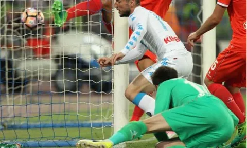 Hủy diệt Fiorentina, nhưng Napoli vẫn chưa thể vượt qua Roma