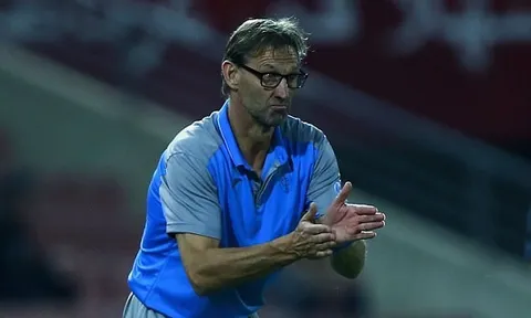 Huyền thoại Arsenal thua thảm trong trận ra mắt