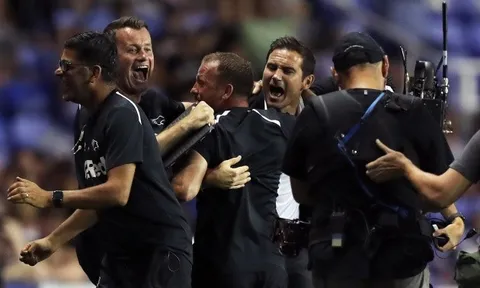Huyền thoại Chelsea có chiến thắng đầu tiên trên cương vị thuyền trưởng