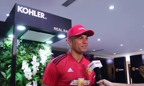 Huyền thoại Manchester United đến thăm Việt Nam và đối tác