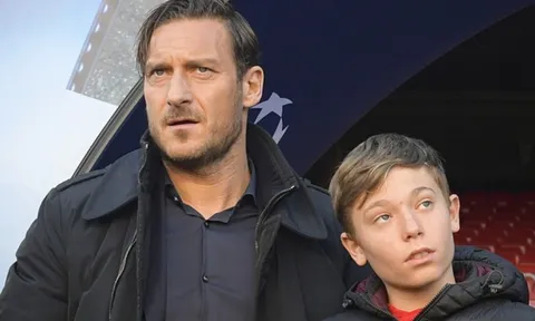 Huyền thoại Totti dẫn theo con trai đến Nou Camp tiếp sức Roma