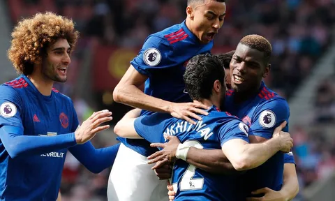 Ibra tỏa sáng, Man United chưa buông top 4