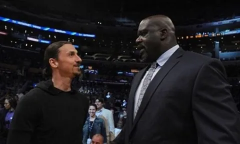 Ibra trông cực kỳ nhỏ bé khi đứng bên cạnh huyền thoại làng NBA