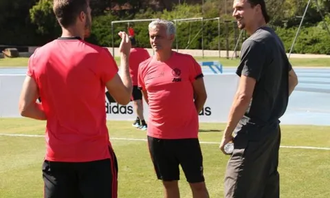 NÓNG: Ibra tiết lộ Man Utd sắp nổ "bom tấn" sau khi gặp Mourinho?