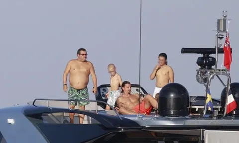 Ibrahimovic bị bắt gặp cặp kè với... Raiola tại miền Nam nước Pháp