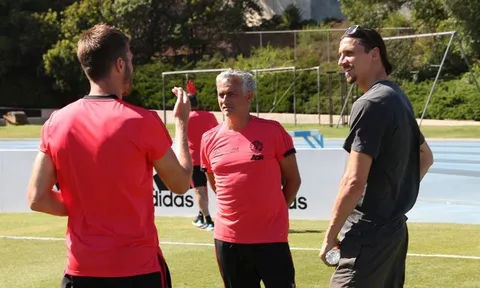 Ibrahimovic 'bàn chiến thuật' với Carrick, Mourinho trên sân tập M.U