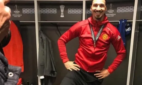 Ibrahimovic ngạo nghễ đạp chân lên cúp Europa League