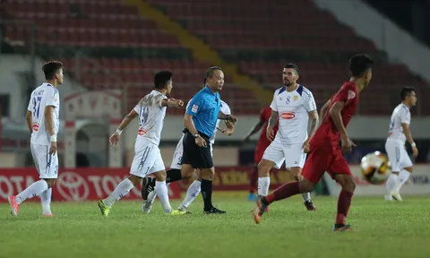 Vòng 7 V-League 2018: HAGL tố trọng tài, Hà Nội FC “đá ghế” Miura