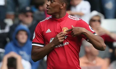 Fan MU phát cuồng khi Martial tỏ thái độ "khinh bỉ" với áo đấu của Liverpool