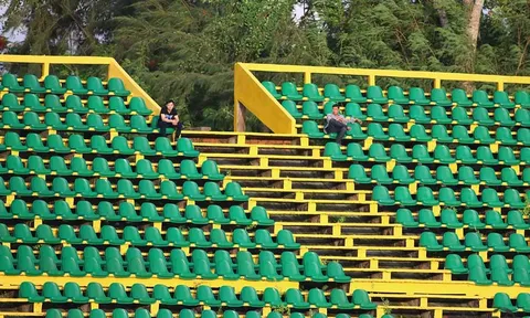 Ảnh hưởng World Cup, khán đài V-League tiêu điều hoang vắng