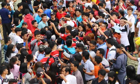 Fan "bao vây" U23 Việt Nam sau buổi tập trên sân Gò Đậu
