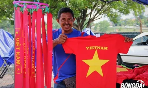 Cờ đỏ sao Vàng Việt Nam hướng về SVĐ Shah Alam