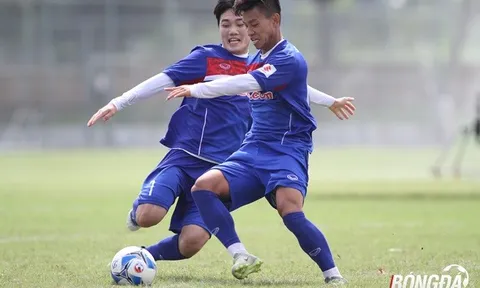 Văn Thanh "khóa kèo" Xuân Trường trong buổi tập đầu tiên