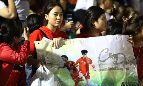 HAGL thua tan nát, fan vẫn mê tít Công Phượng