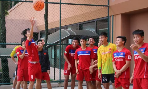 Cười bể bụng với trình độ ném bóng rổ của U22 Việt Nam