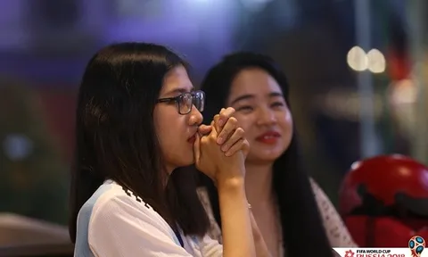 Fan nữ 'thất thần' khi Messi đá hỏng phạt đền