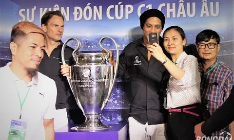 Ronaldinho thân thiện "đốn tim" fan nữ Việt Nam