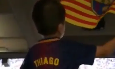 Fan nức lòng với cậu nhóc nhà Messi cổ vũ bố siêu sung