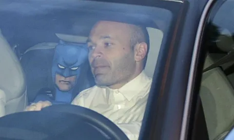Thực hư chuyện Iniesta là cha đẻ của Batman
